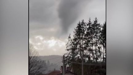 Alors qu'une tornade a traversé le sud de la Creuse, dans l'après-midi du jeudi 9 mars, le journaliste météo Frédéric Vion, présent sur le plateau du 8 Heures, vendredi, explique comment se forme une tornade. (FRANCE 2)