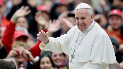 Le pape Fran&ccedil;ois, le 13 novembre 2013 sur la place Saint-Pierre, au&nbsp;Vatican. (ALBERTO PIZZOLI / AFP)
