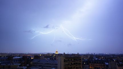 Un &eacute;clair pendant un orage &agrave; Paris le 10 juin 2014. (CITIZENSIDE / ROMAIN PELLEN / AFP)