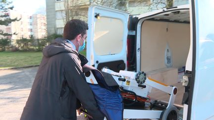 Cette camionnette équipée d'un appareil de radiographie va à la rencontre des malades dans la région d'Haguenau en Alsace. (France 3)