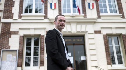 Le frontiste Cyril Nauth, &eacute;lu maire de Mantes-la-Ville (Yvelines), pose devant l'h&ocirc;tel de ville de la commune, le 31 mars 2014. (FRED DUFOUR / AFP)