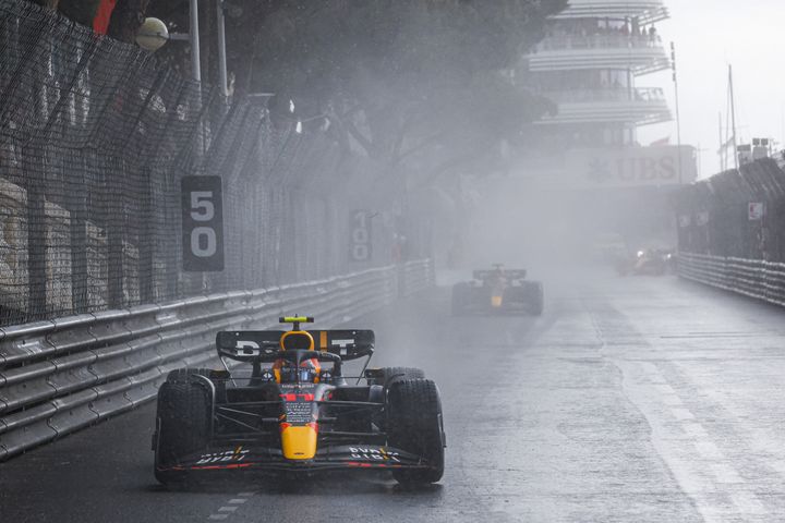 Sergio Perez sur le circuit très humide de Monaco, le 29 mai 2022 à Monte-Carlo. (JULIEN DELFOSSE / DPPI via AFP)