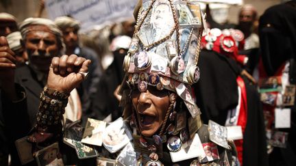 Une partisane de l'ancien pr&eacute;sident Ali Abdullah Saleh manifeste &agrave; Sanaa (Yemen) pour demander l'ouverture d'une enqu&ecirc;te sur la tentative d'assassinat dont ce dernier a &eacute;t&eacute; victime en juin dernier, le 24 avril 2012. (KHALED ABDULLAH / REUTERS)