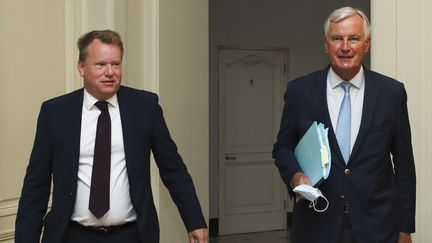 David Frost et&nbsp;Michel Barnier, les négociateurs du Royaume-Uni et de l'UE, le 21 août 2020, à Bruxelles. (YVES HERMAN / AFP)