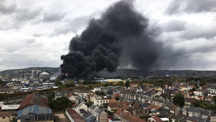 L'incendie dans une usine laisse échapper une épaisse fumée noire à Rouen, le 26 septembre 2019. (FRANCE TELEVISIONS)