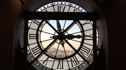 Symbole du temps : l'horloge du musée d'Orsay et sa vue sur Paris. (STÉPHANE MILHOMME / RADIO FRANCE)