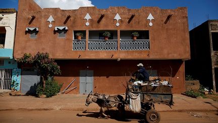 Arouna Diabate, 19 ans, attache son âne à un chariot et part en tournée. Il fait du porte-à-porte pour ramasser les ordures ménagères puis les livre à un centre local de recyclage des déchets. Il gagne environ 35 dollars par mois.
 (Luc Gnago / Reuters)