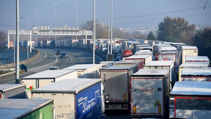 Embouteillage de camions sur l'A10, près de Bordeaux, le 21 novembre 2018. (NICOLAS TUCAT / AFP)