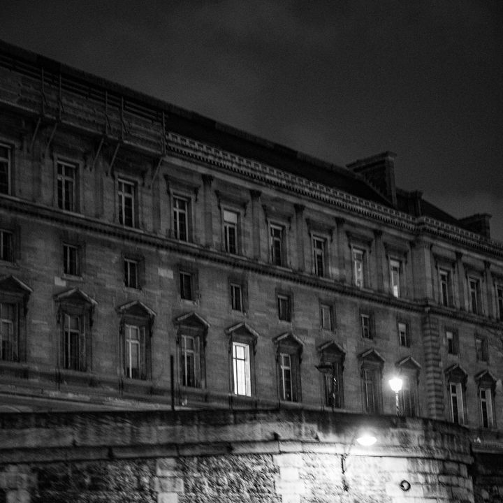 Le 36 Quai des Orfèvres photographié depuis la Seine, de nuit. (DAVID FRITZ-GOEPPINGER POUR FRANCEINFO)