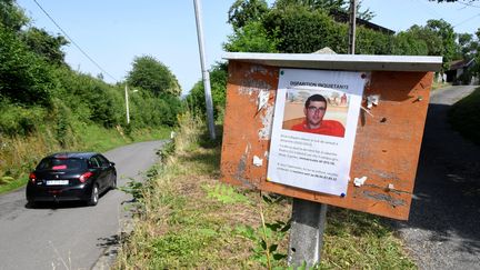 L'avis de recherche de Brice Louge affiché à&nbsp;Labarthe-Rivière (Haute-Garonne), le 17 juin 2022. (MAXPPP)