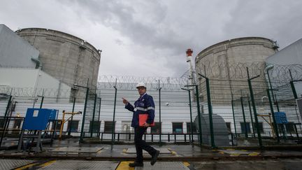 Le directeur de la centrale de Fessenheim (Haut-Rhin), Thierry Rosso, devant les r&eacute;acteurs de l'installation, le 9 avril.&nbsp; (SEBASTIEN BOZON / AFP)