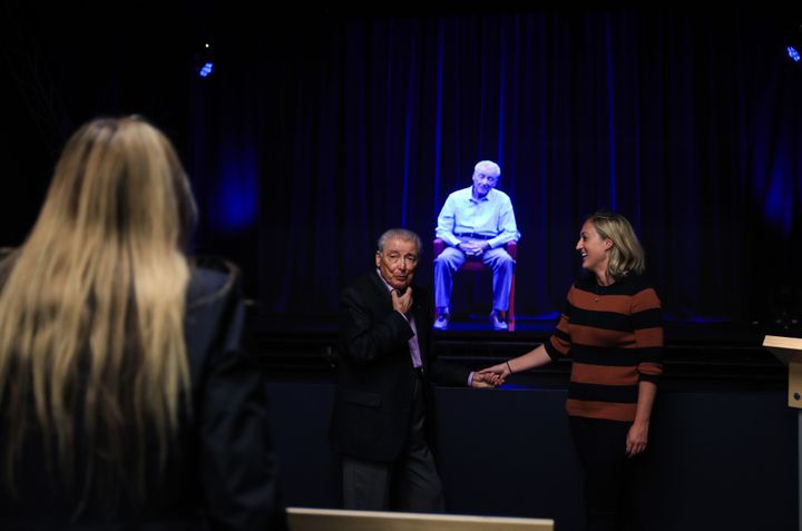 Aaron Elster, un survivant de la Shoah, ici en "vrai" et en hologramme au Musée de l'Holocaust de l'Illinois.
 ( Bilgin Sasmaz / ANADOLU AGENCY)