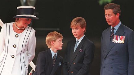 AOÛT 1995 - Comme son grand-frère, le prince William, et ses parents, le prince Harry prend part aux cérémonies officielles. Ils assistent ici, à Londres, à la parade qui commémore la capitulation du Japon, événement qui met fin à la Seconde guerre mondiale. (JOHNNY EGGITT / AFP)