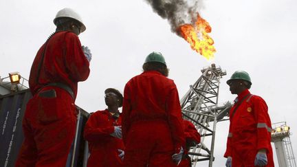 Des travailleurs nigérians sur le site d'exploitation pétrolière de Bonga dans la région de Lagos. (Photo Reuters/Akintunde Akinleye)