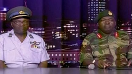 Le&nbsp;général Sibusiso Moyo (à droite) lit une déclaration à la télévision, le 15 novembre 2017 à Harare (Zimbabwe). (REUTERS)