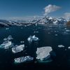 Observation de la fonte des icebergs dans le cadre de la septième expédition scientifique nationale en Antarctique, le 15 février 2023 sur l'île Horseshoe. (SEBNEM COSKUN / ANADOLU AGENCY via AFP)