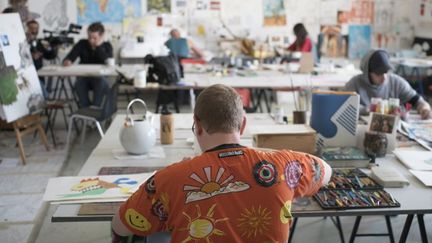 Erich Tressler travaille sur ses dessins au centre d'art brut Gugging, en Autriche.
 (JOE KLAMAR / AFP)