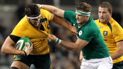 Rob Simmons (Australie) prend le meilleur sur Jamie Heaslip (Irlande)