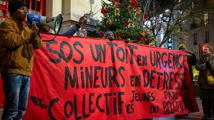 Des associations se mobilisent avec le collectif des jeunes migrants du parc de Belleville pour réclamer un hébergement d'urgence pour des mineurs isolés, à Paris, le 29 novembre 2023. (VALERIE DUBOIS / AFP)