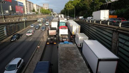 Les forains bloquent le périphériue parisien dans le cadre de la mobilisation contre la réforme du Code du travail, le 12 septembre 2017. (MAXPPP)