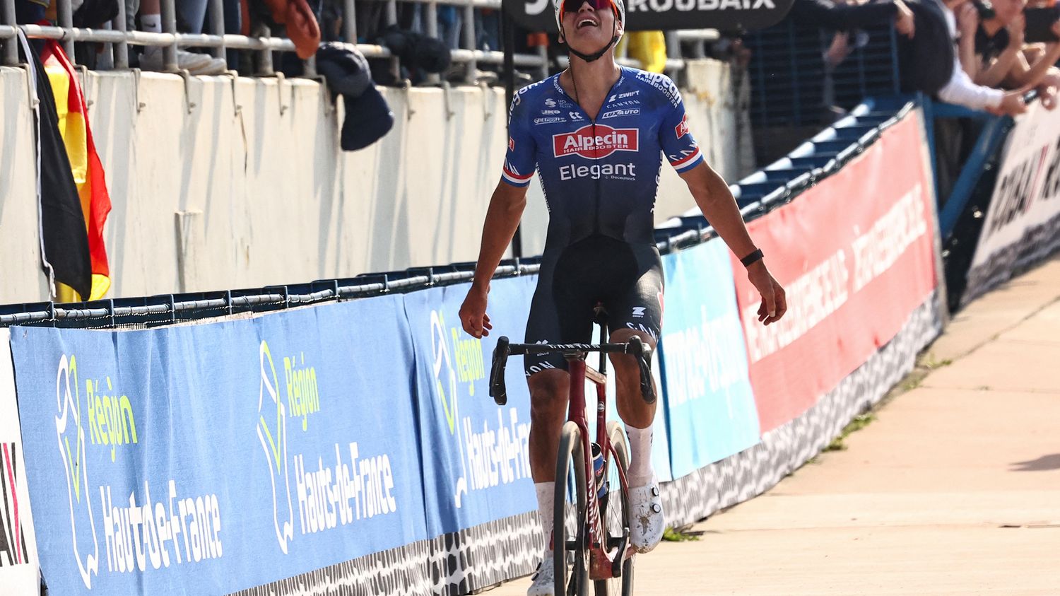 Paris Roubaix 2023 Mathieu Van Der Poel Triomphe Dans Le Nord Au