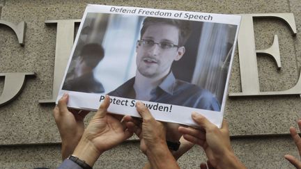 Des personnes manifestent leur soutien &agrave; Edward Snowden, l'ex-consultant de la NSA, le 13 juin 2013 &agrave; Hong Kong.&nbsp; (BOBBY YIP / REUTERS)