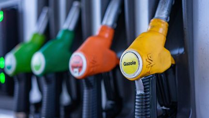 VRAI OU FAKE : l'État s'enrichit-il sur les carburants grâce à la hausse du prix du pétrole ?