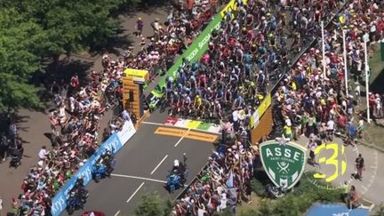 Les coureurs du Tour de Franc vont souffrir de la chaleur au cours de la 14ème étape, de Saint Etienne à Mende, samedi 16 juillet. Le point avec le journaliste Grégory Naboulet, en direct de Yssingeaux.&nbsp; (FRANCE 3)