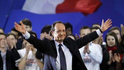 François Hollande salue ses partisans à l'issue de son premier grand meeting au Bourget, le 22 janvier 2012. (AFP - Patrick Kovarik)