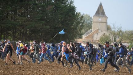 Les opposants mobilisés contre le projet de méga-bassine samedi 29 octobre 2022, dans les Deux-Sèvres à Sainte-Soline.&nbsp; (PQR / LE COURRIER DE L'OUEST / MAXPPP)