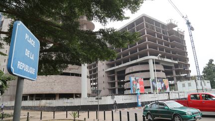 Le chantier du ministère de l'Intérieur à Brazzaville, interrompu depuis 2016. Motif : les caisses de l'Etat congolais sont vides (photo prise le 25 juillet 2019). (SAMIR TOUNSI / AFP)