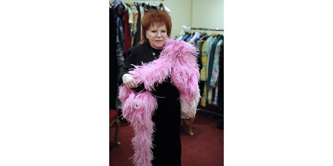 Régine pose avec un boa Lapidus qui sera prochainement vendu aux anchères
 (E.Feferberg. AFP )