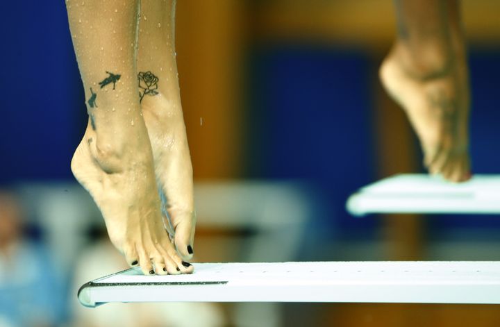 Sur le plongeoir, la Canadienne&nbsp;Pamela Ware et ses chevilles tatouées, aux Championnats du monde de Kazan, en Russie, le 25 juillet 2015. (HANNIBAL HANSCHKE / REUTERS)