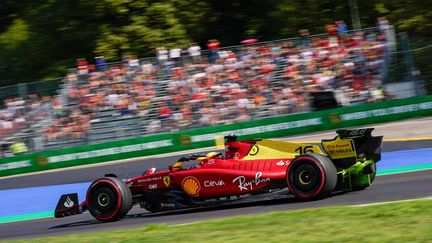 Les Ferrari de Charles Leclerc et Carlos Sainz son teintées de jaune pour le 100e anniversaire du circuit de Monza. (LUCA ROSSINI / NURPHOTO)