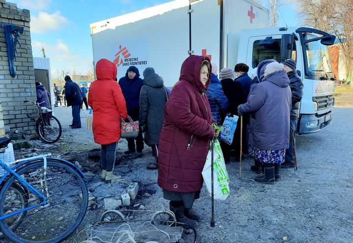 Les habitants de&nbsp;Drobysheve,&nbsp;près de Sloviansk, font la queue devant le camion de MSF. (AGATHE MAHUET / RADIO FRANCE)