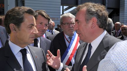 Nicolas Sarkozy, président de la République discute avec François Bayrou, président du MoDem à Bordes, le 22 juin 2010. (PHILIPPE WOJAZER / POOL)