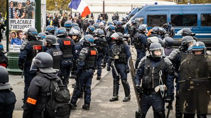 Des CRS déployés sur la&nbsp;place de la Bastille, à Paris, le 16 novembre 2019.&nbsp; (XOSE BOUZAS / HANS LUCAS)