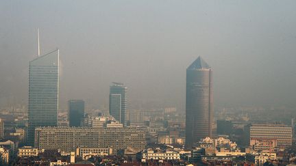 Vue de Lyon, le 7 décembre 2016, lors d'un pic de pollution (illustration). (RICHARD MOUILLAUD / MAXPPP)