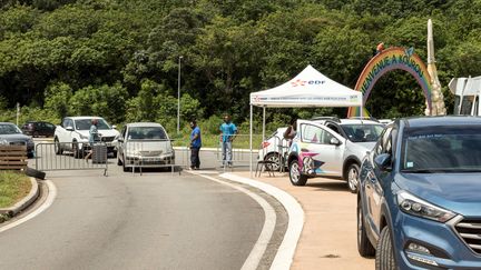 Des barrages filtrants ont été installés à Kourou, en Guyane, samedi 25 mars 2017. (JODY AMIET / AFP)