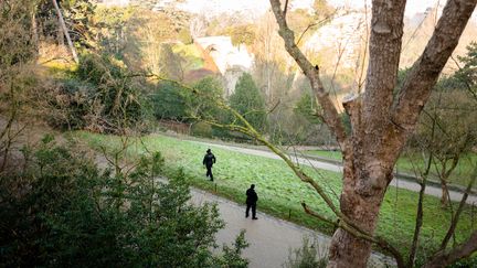 Des policiers dans le parc des Buttes-Chaumont à Paris, le 14 février 2023. (EDOUARD RICHARD / HANS LUCAS / AFP)