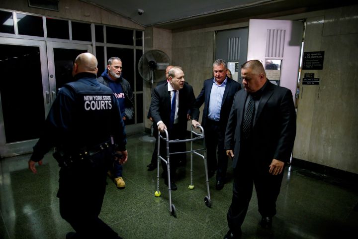 Harvey Weinstein quitte une salle d'audience de la cour suprême de New York, appuyé sur un déambulateur, le 11 décembre 2019. (EDUARDO MUNOZ / REUTERS)