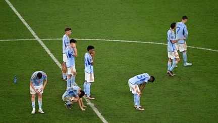 Les joueurs espagnols déçus après leur élimination en huitièmes de finale de la Coupe du monde contre le Maroc à Doha, le 6 décembre 2022. (SERHAT CAGDAS / AFP)