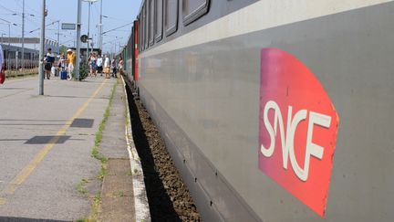 Un train de la ligne Paris-Maubeuge en gare de Saint-Quentin (Aisne) (AURÉLIEN ACCART / FRANCEINFO / RADIO FRANCE)