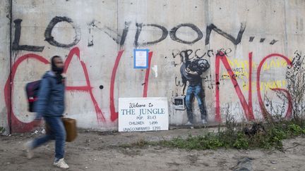 À l'entrée de la "jungle" de Calais, lundi 24 octobre.&nbsp; (LDD/ZJOG/WENN.COM/SIPA)