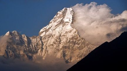 Le mont Ama Dablam, vu depuis l'Everest, dans la région de&nbsp;Solukhumbu, le 26 avril 2021. (PRAKASH MATHEMA / AFP)