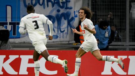 La joie des Marseillais Nuno Tavares et Mattéo Guendouzi en Coupe de France face à Rennes, le 20 janvier 2023. (NICOLAS TUCAT / AFP)
