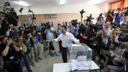 Alexis Tsipras, candidat du parti de la gauche radicale&nbsp;Syriza, vote &agrave; Ath&egrave;nes (Gr&egrave;ce) pour les l&eacute;gislatives, le 17 juin 2012. (JOHN KOLESIDIS / REUTERS)