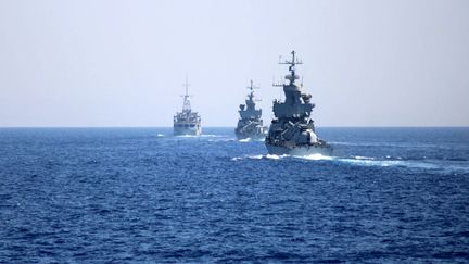 Deux bateaux lance-missiles de classe Sa'ar 4.5 (R, C) suivent un autre navire en mer lors de l'exercice militaire "Beyond the Horizon/AGAPINOR" à Chypre, le 2 juin 2022. (- / GREEK CYPRIOT NATIONAL GUARD)