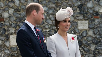 Le prince William et sa femme Kate, le 30 juillet 2017, au cimetière militaire britannique de Tyne Cot&nbsp;(Belgique).&nbsp; (KURT DESPLENTER / BELGA MAG)