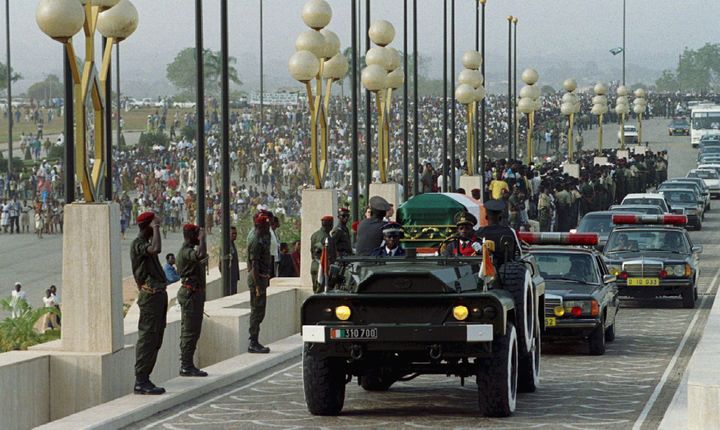 La dépouille mortelle du président Félix Houphouët Boigny arrive à Yamoussoukro, son village natal, le 5 février 1994. (Photo Reuters)